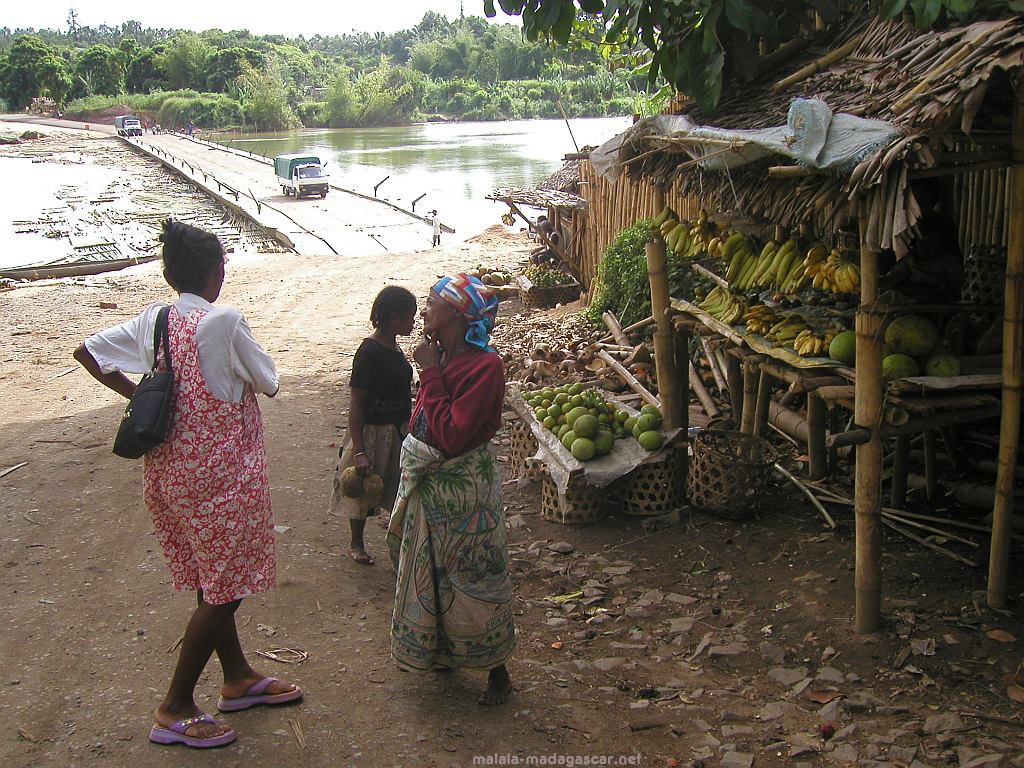 Schwimmende Brücke mit Obststand hinter Tamatave