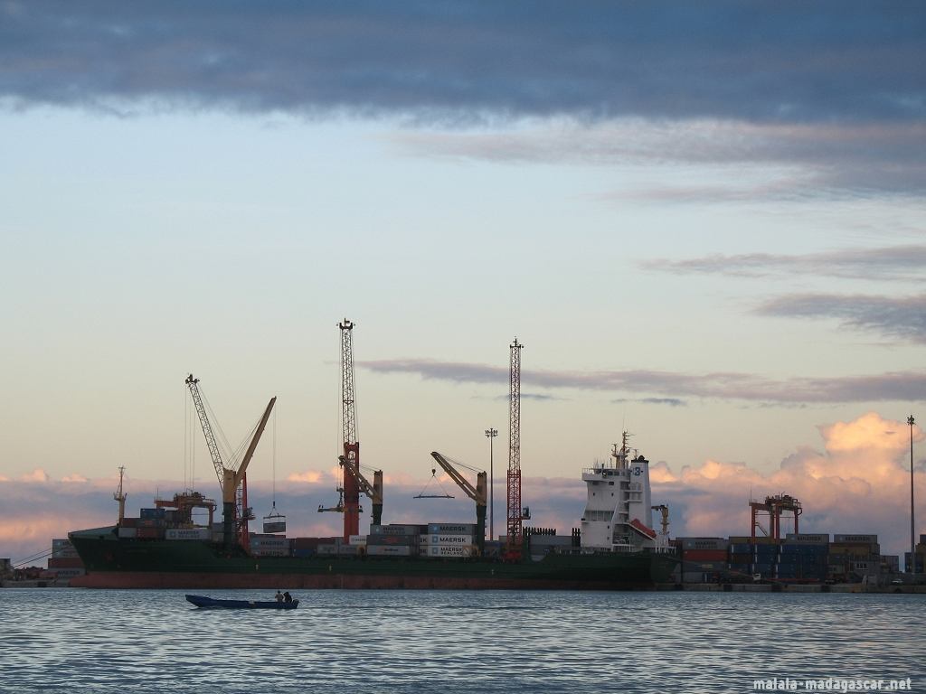 Containerschiff im Hafen von Tamatave