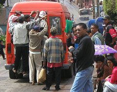 Übervolles Taxibe in Manjakaray